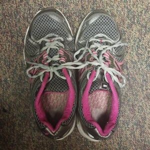 New Balance tennis shoes